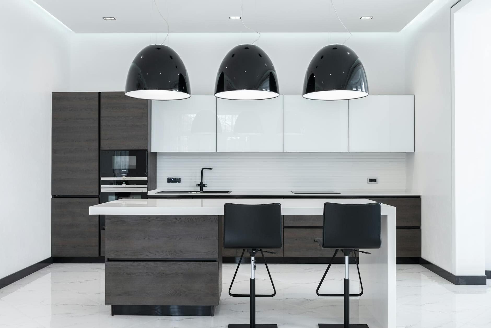 modern interior of spacious minimalist kitchen, mejores freidoras