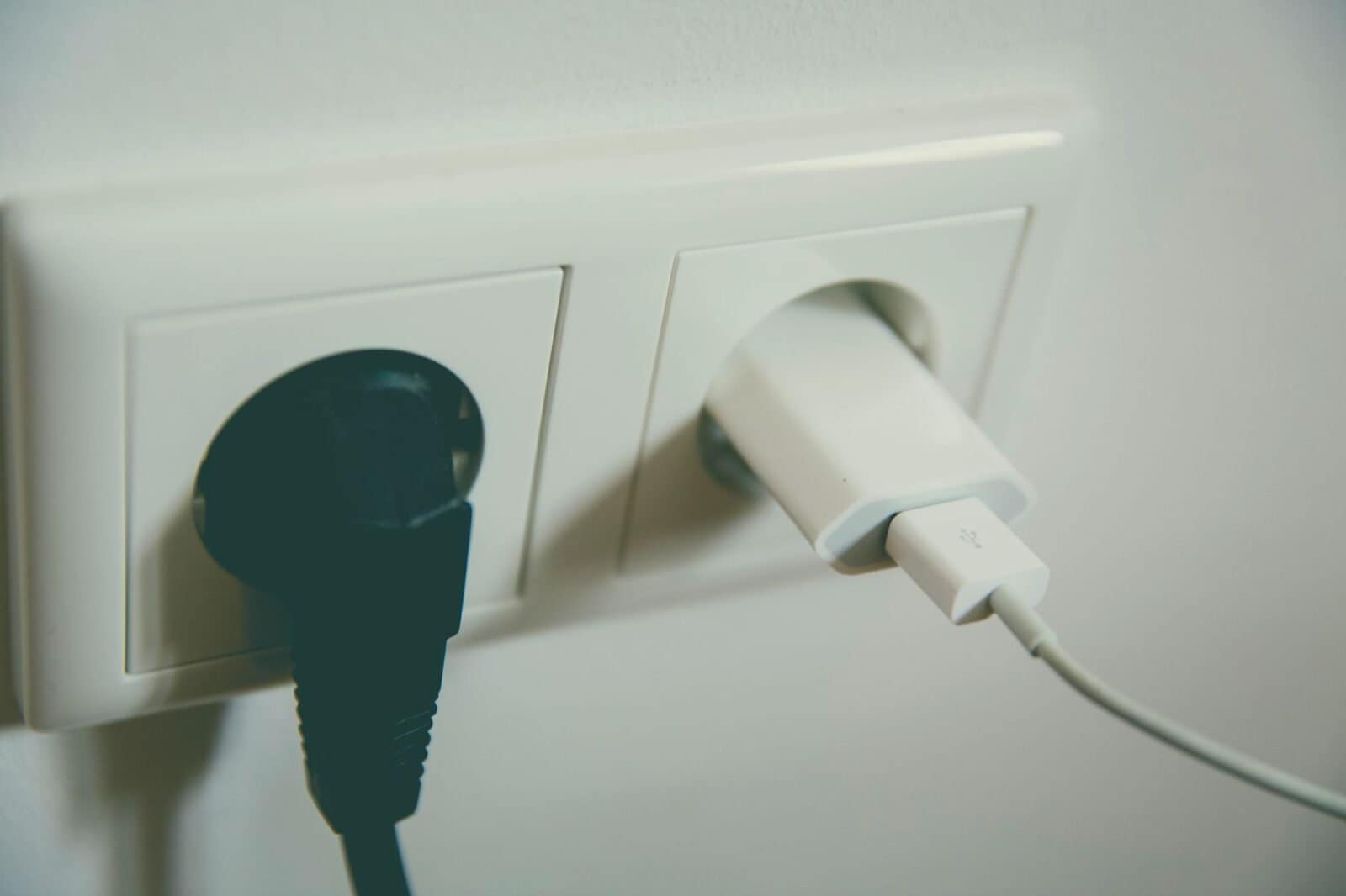 black and white electric plug, Enchufes Inteligentes