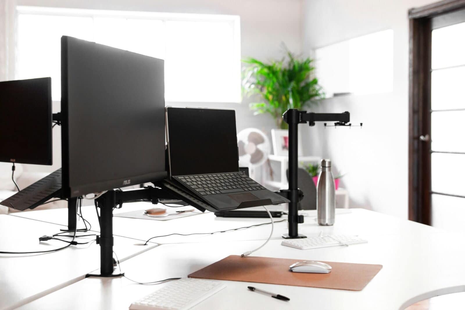 Mejores brazos articulados para monitor calidad precio en 2026