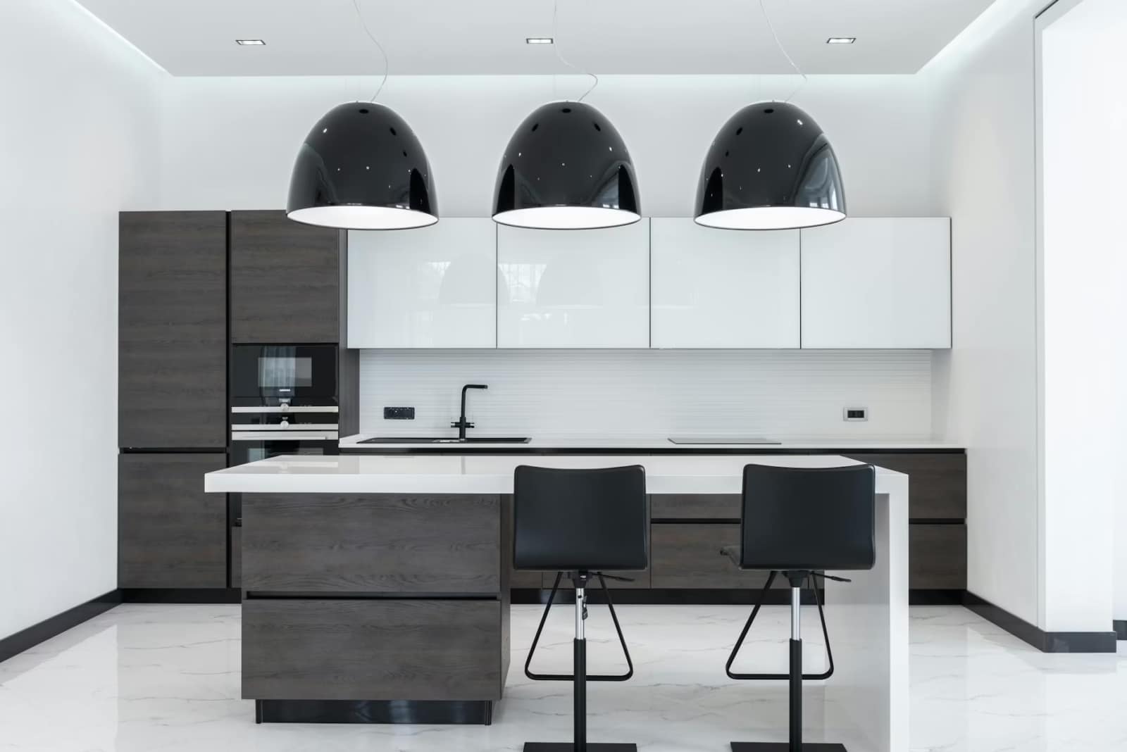 modern interior of spacious minimalist kitchen, mejores freidoras