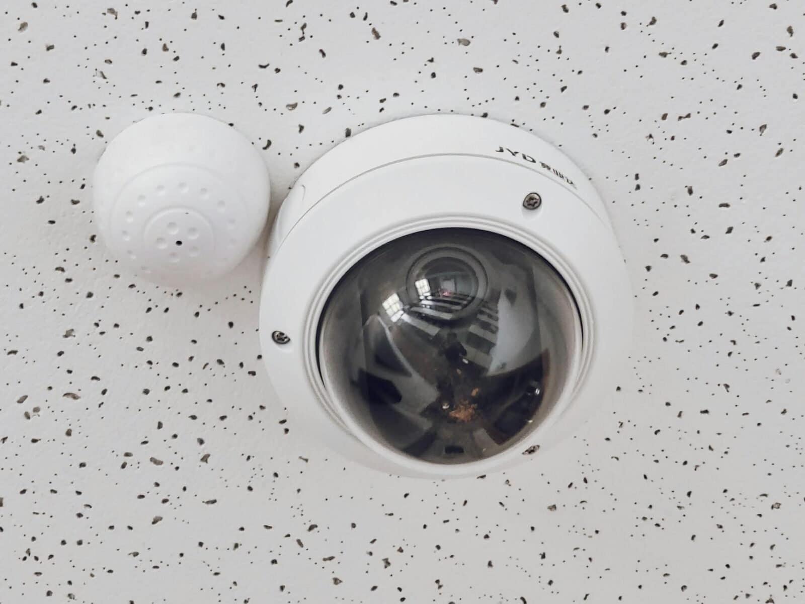 a round white cctv camera, cámaras de seguridad económica