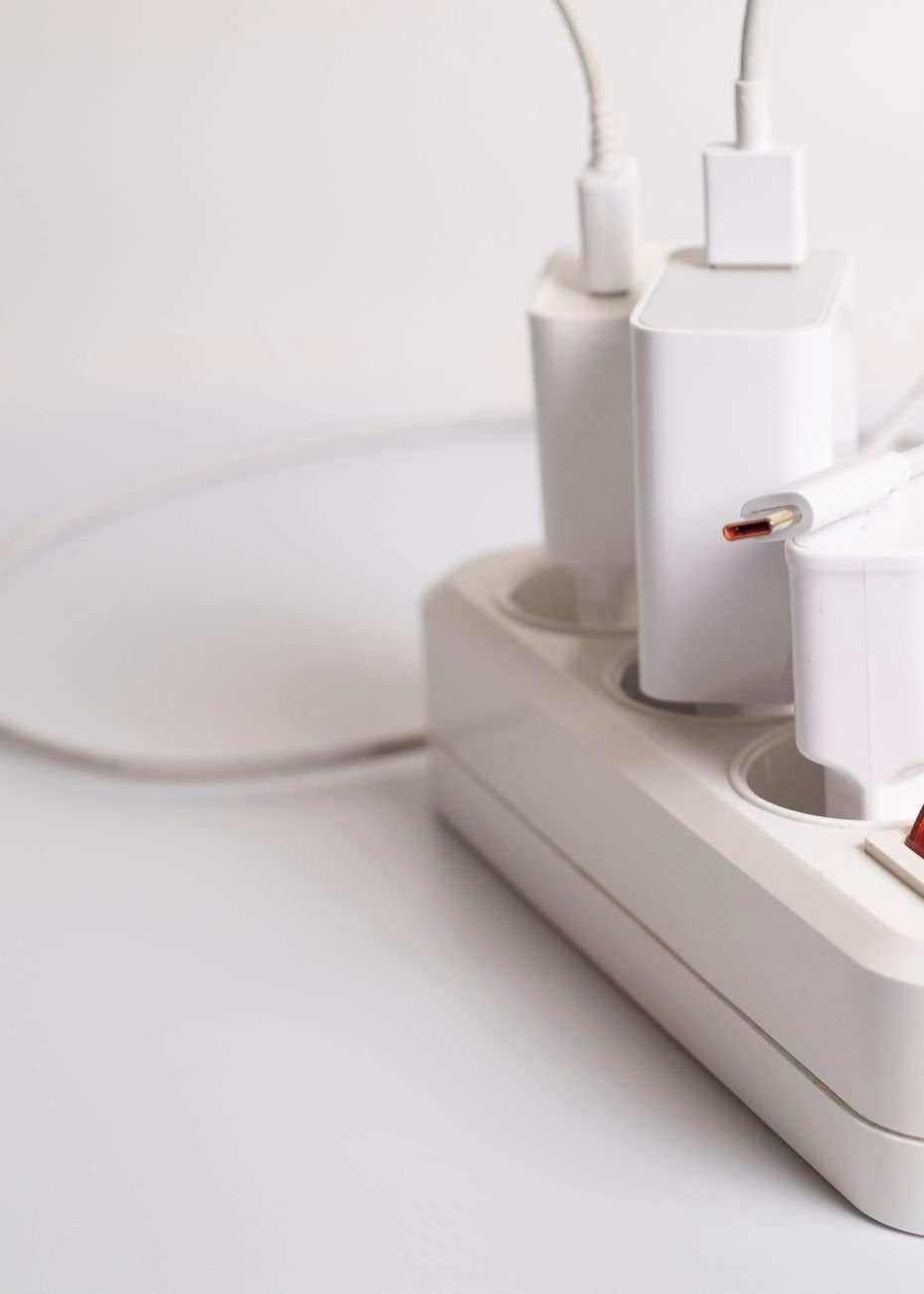 many chargers are connected to an electrical outlet on a white background, Enchufes Inteligentes