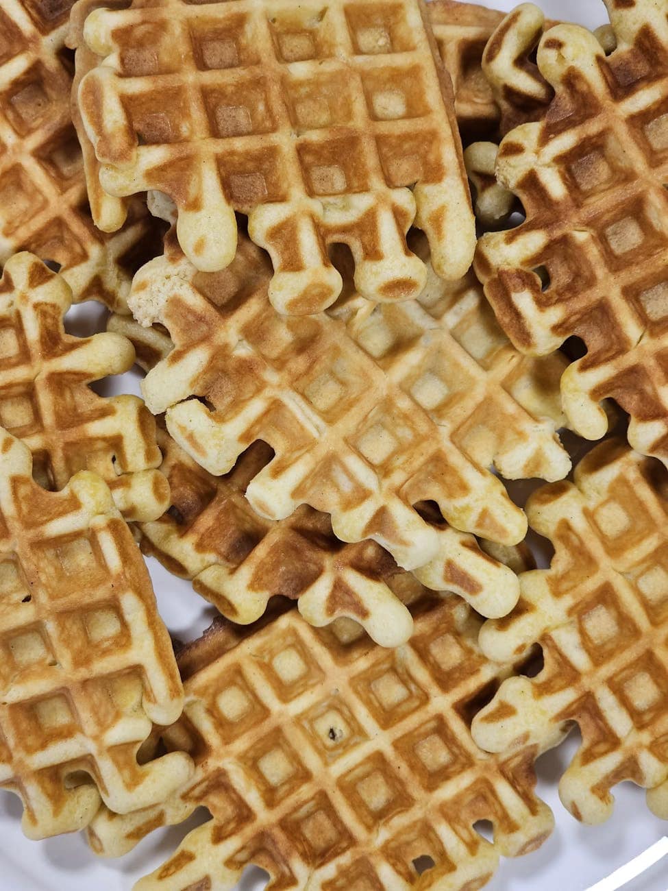 puzzle piece shaped waffles on plate, gofreras