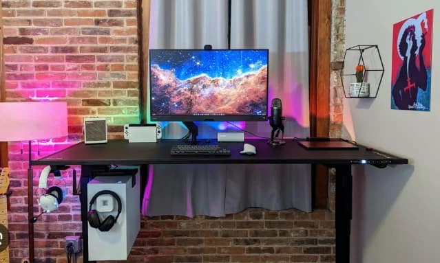 setup de escritorio cómodo, limpio y productivo