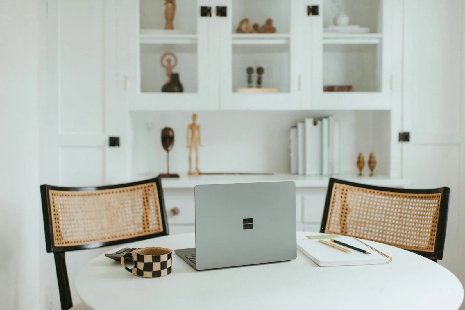 Accesorios Minimalistas para Escritorios Productivos