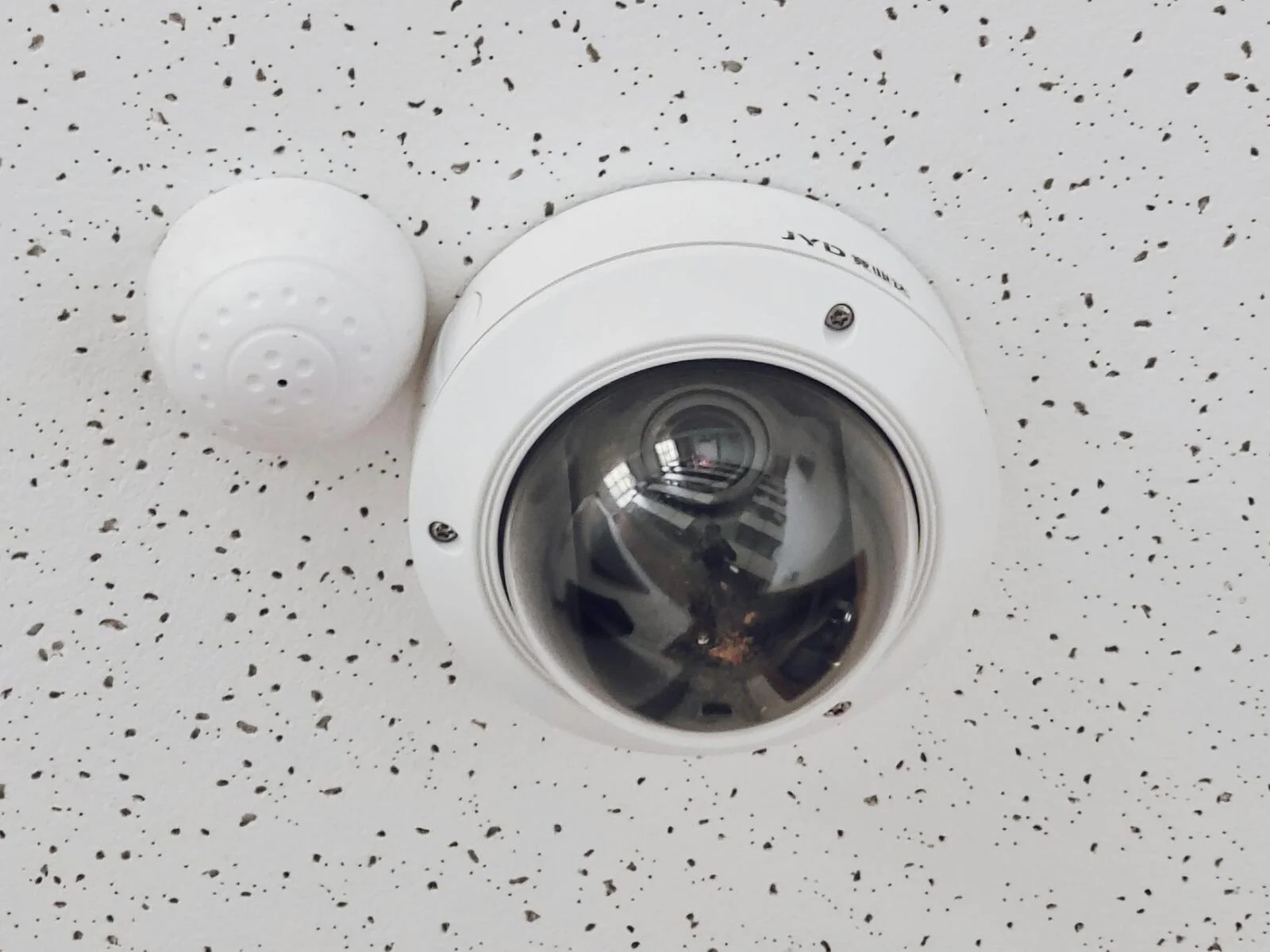 a round white cctv camera, cámaras de seguridad económica