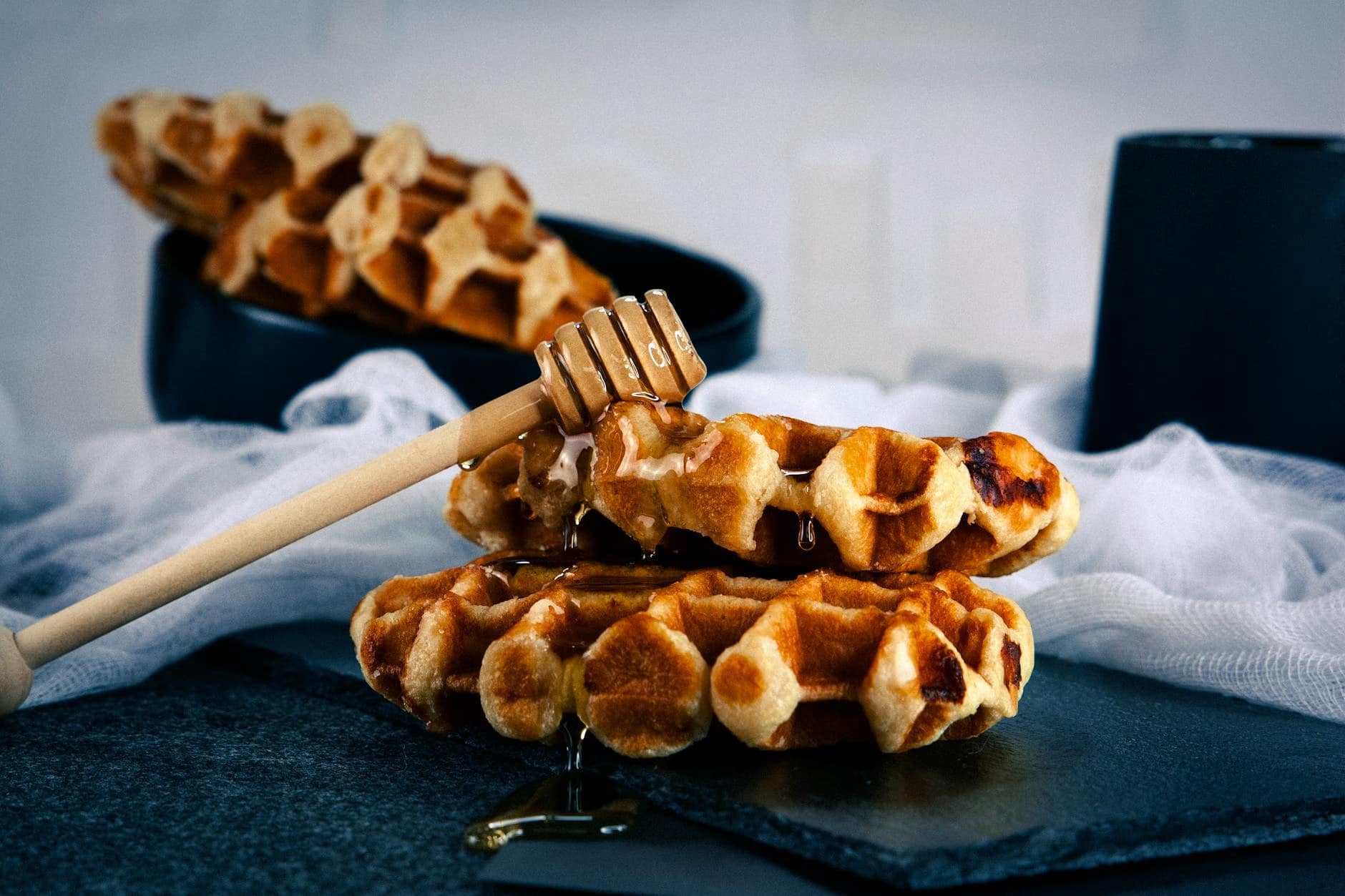 wooden honey dripper on waffles
gofreras