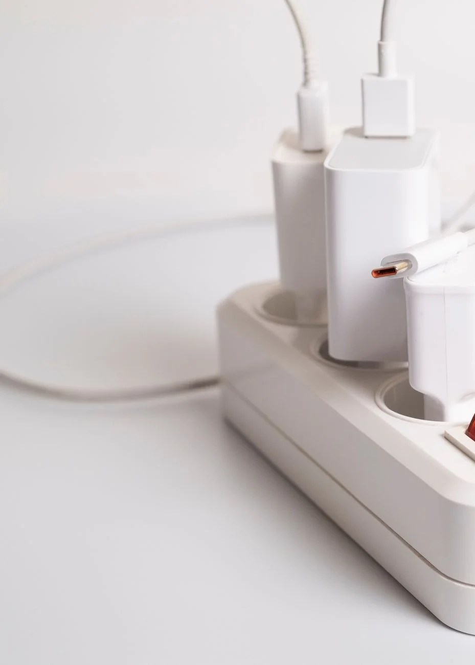 many chargers are connected to an electrical outlet on a white background, Enchufes Inteligentes