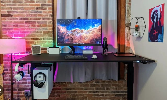setup de escritorio cómodo, limpio y productivo